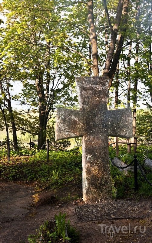 Крест Трувора на древнем кладбище.
