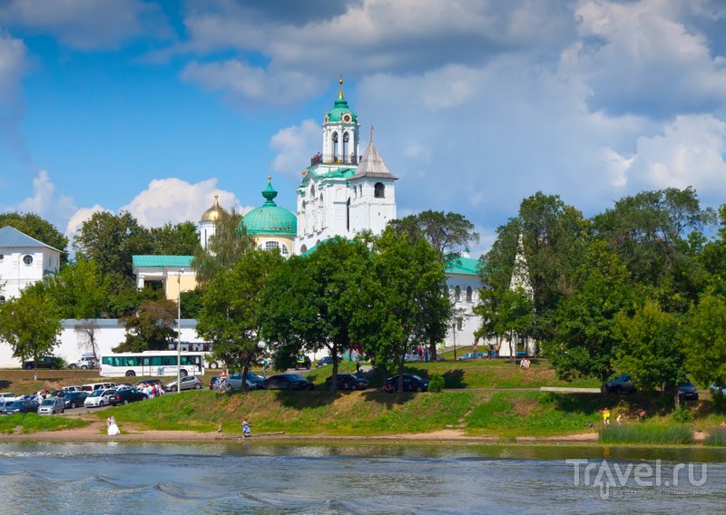 Монастырь стоит на берегу реки Которосль