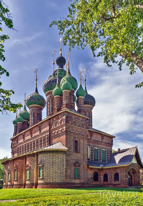 Этот уникальный храм изображен на 1000-рублевой купюре.