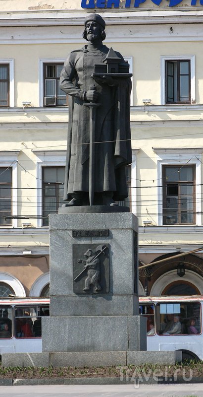 В народе памятник Ярославу Мудрому прозвали "дядя с тортом".