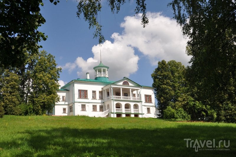 Дом Некрасова окружен живописным старым парком