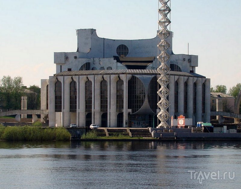 Театр располагается на берегу реки Волхов