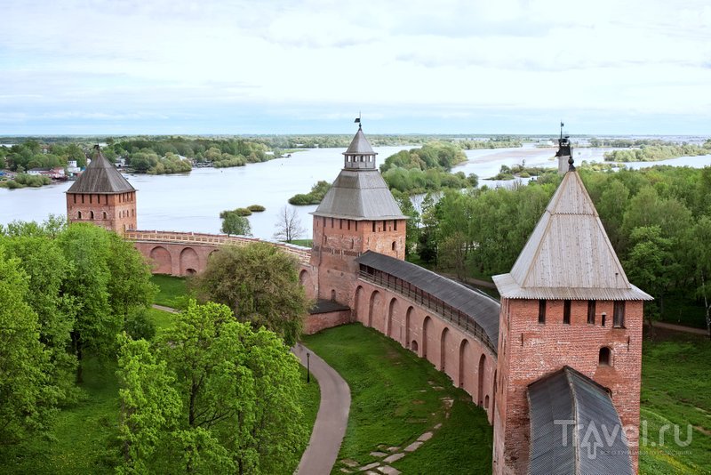 Кремль стоит на берегу реки Волхов