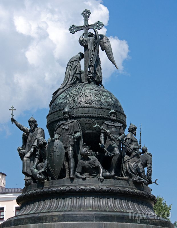 Памятник "Тысячелетие России" украшают фигуры выдающихся деятелей истории