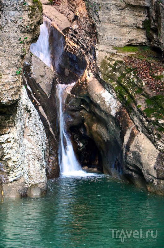 Высота самого крупного из водопадов на реке Агура - 23 метра