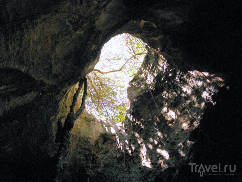Сквозь дыры в сводах пещеры можно любоваться чистым кубинским небом