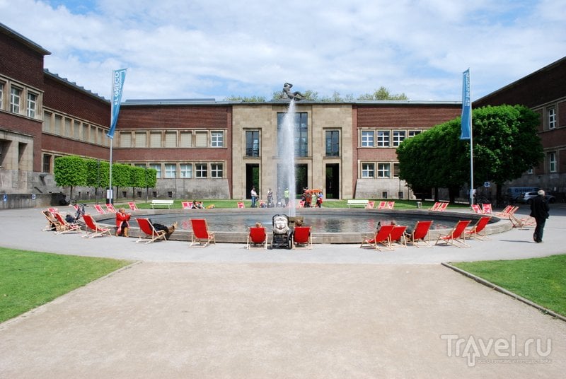Перед зданием музея находится фонтан и живописный сквер, где могут отдохнуть туристы