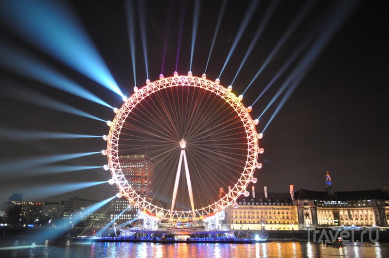 Ночью лондонское колесо обозрение выглядит особенно красиво благодаря необычной  подсветке