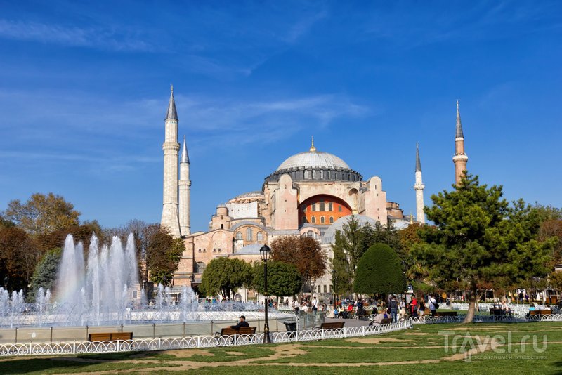 Перед храмом Святой Софии в Стамбуле находится живописный сквер с фонтанами