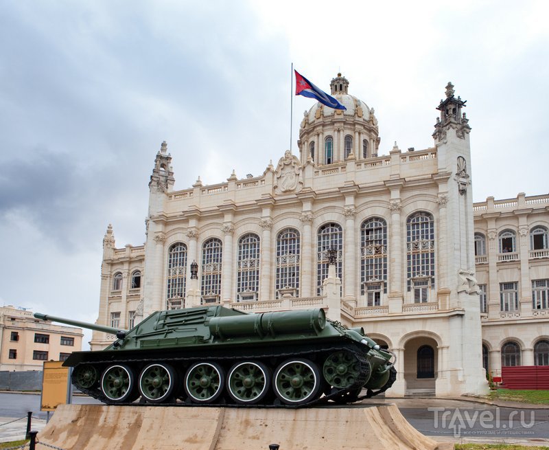 Советское оружие на почетном месте перед музеем Революции в Гаване
