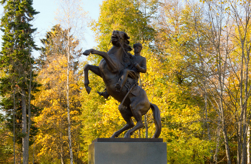 Конная статуя - одна из достопримечательностей Парка поцелуев