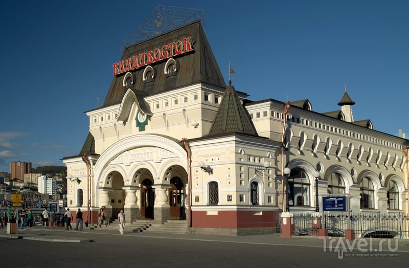Здание железнодорожного вокзала Владивостока - памятник начала XX века.
