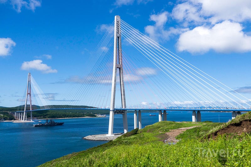 Мост соединяет остров Русский с материковой частью Владивостока.