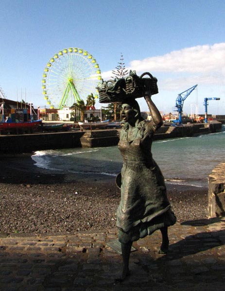 Памятник торговке рыбой на набережной в Пуэрто-де-ла-Крус