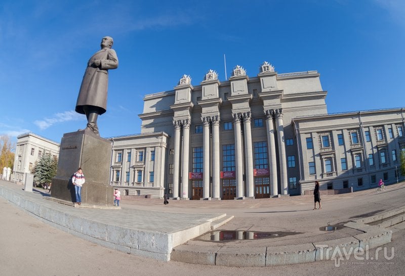 Памятник Куйбышеву и здание театра оперы и балета