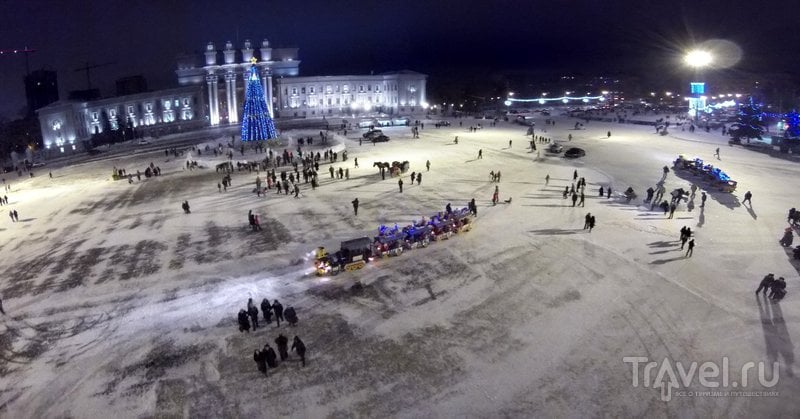 На площади Куйбышева каждый год устанавливают новогоднюю ель