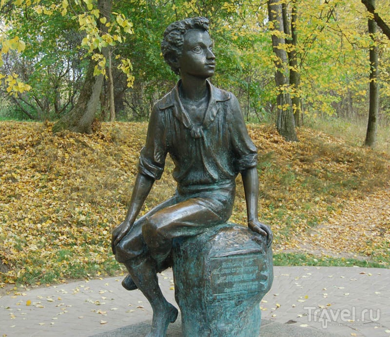 Памятник Пушкину в усадьбе Захарово