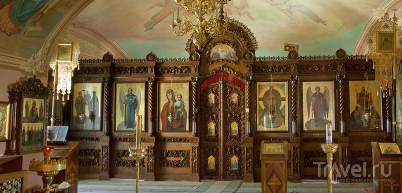 Царские врата в храме в Высоцком монастыре