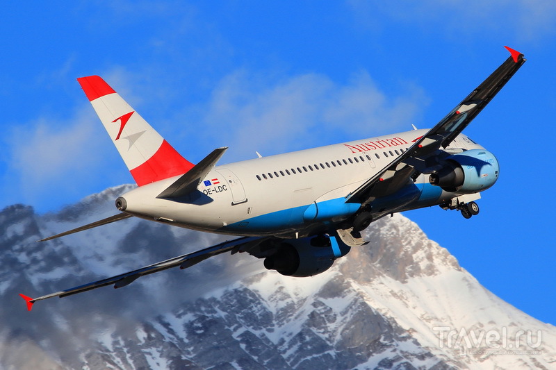 Самолет авиакомпании Austrian Airlines вылетает из аэропорта Иннсбрука