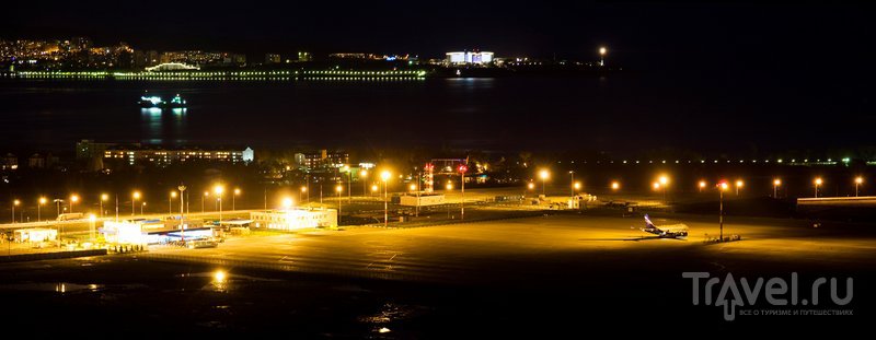 Вид на ночной аэропорт и Толстый мыс