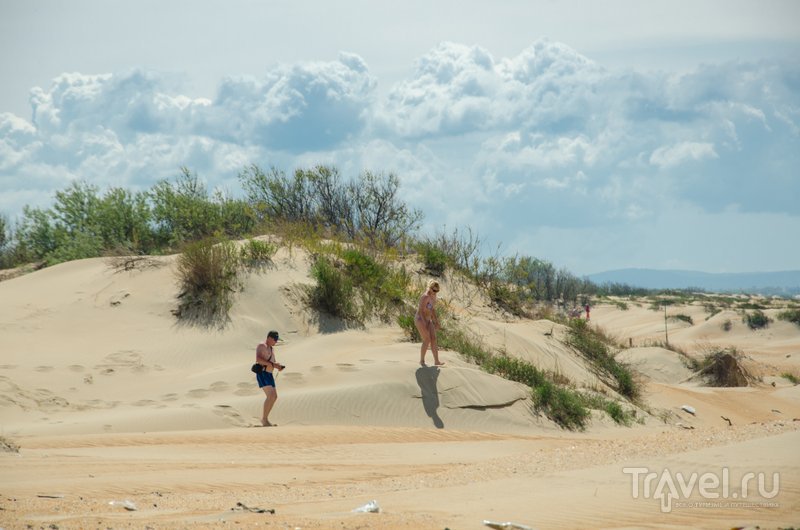 Одна проблема: туристы оставляют на дюнах много мусора