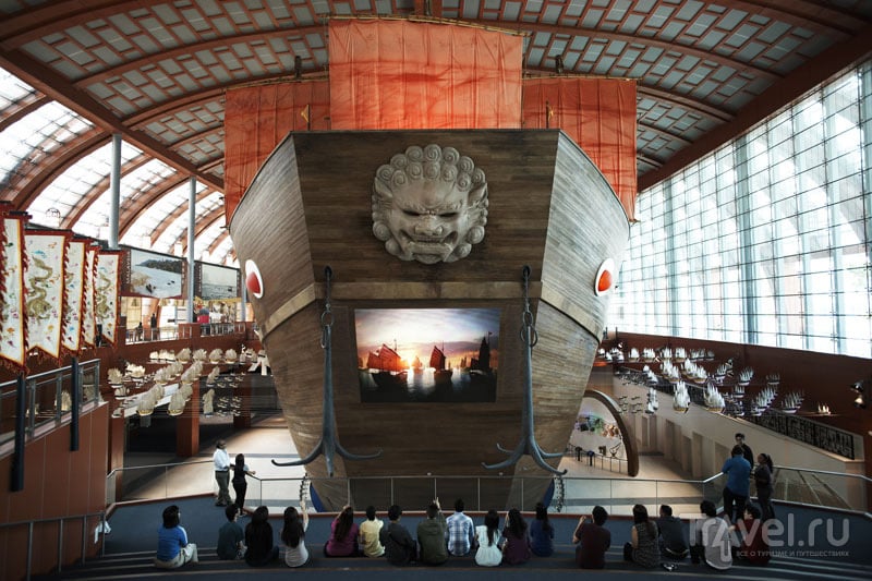 Копия огромного корабля в морском музее