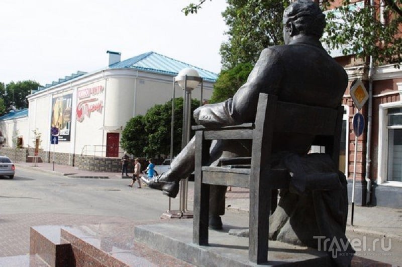 Рядом с кинотеатром Ейска установлены памятники Сергею Бондарчуку и Нонне Мордюковой