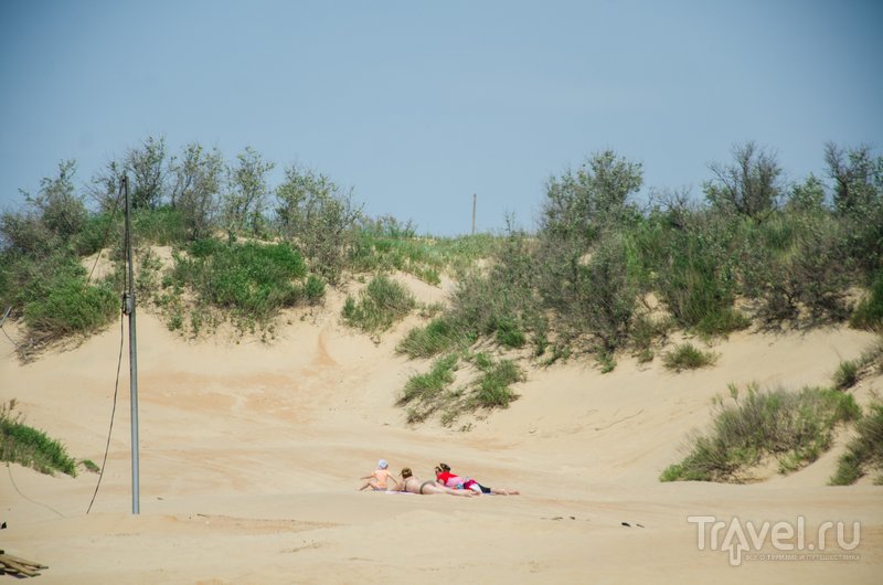 Пляжи в Джметете оборудованные, но некоторые предпочитают отдыхать прямо на песке