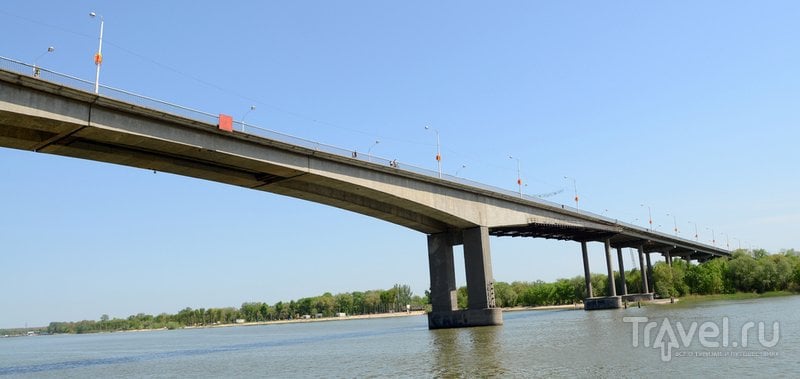 По Ворошиловскому мосту можно перейти на пляж Левбердона