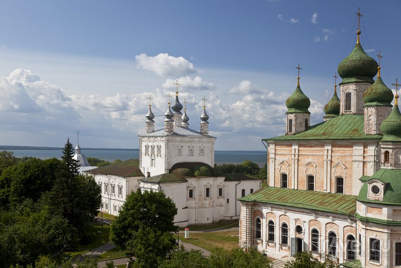 Вид на монастырские церкви и Плещеево озеро в Переславле-Залесском