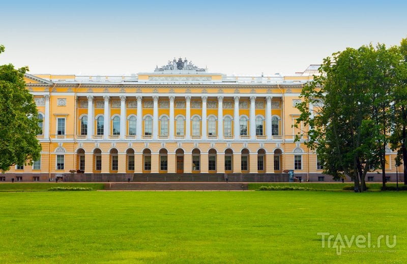 Вид на здание Русского музея со стороны сада