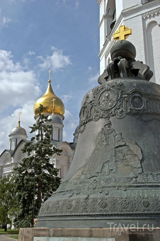 Колокол на фоне Успенского собора Кремля