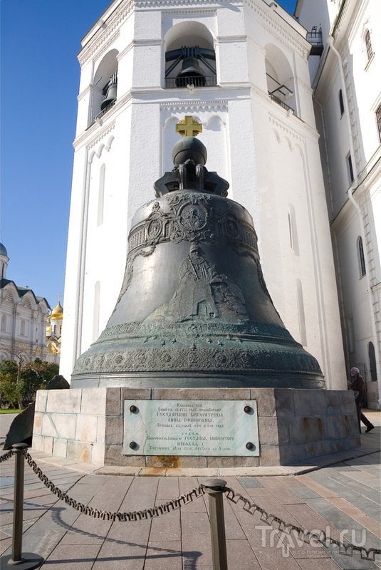 Вид на Царь-колокол, установленный у колокольни Ивана Великого