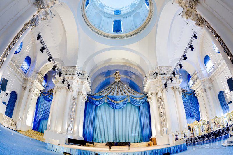 Внутри Смольного собора - концертный зал