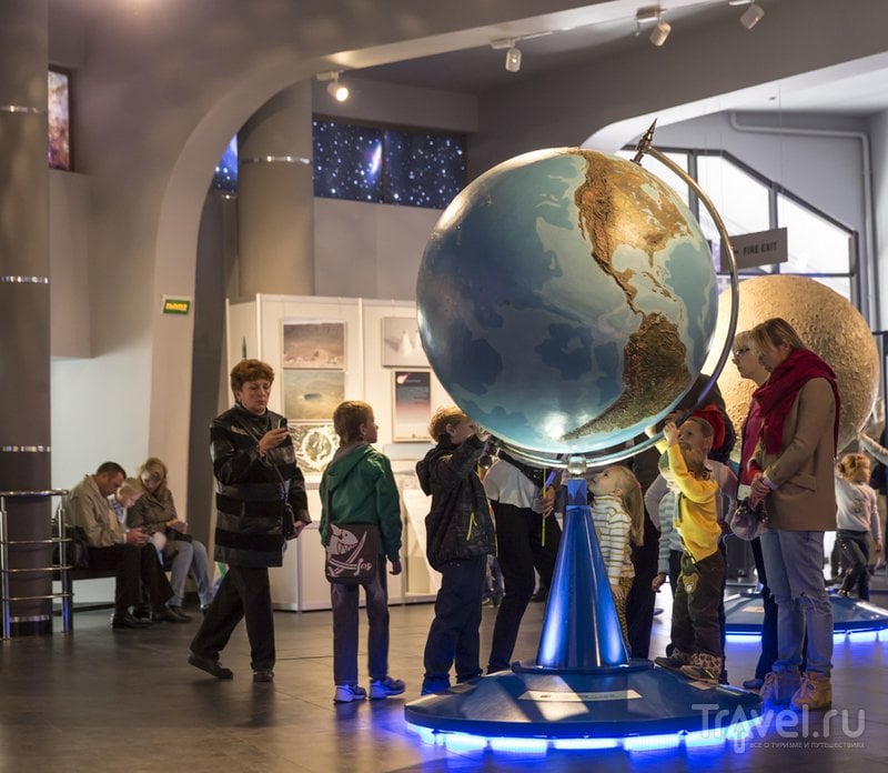 Практически все экспонаты в музеях планетария можно трогать руками