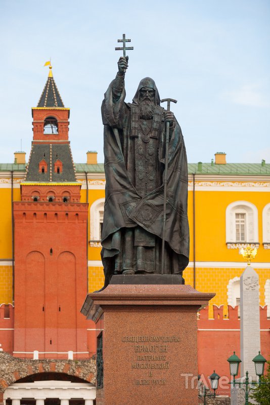 Памятник патриарху Гермогену у стане Кремля
