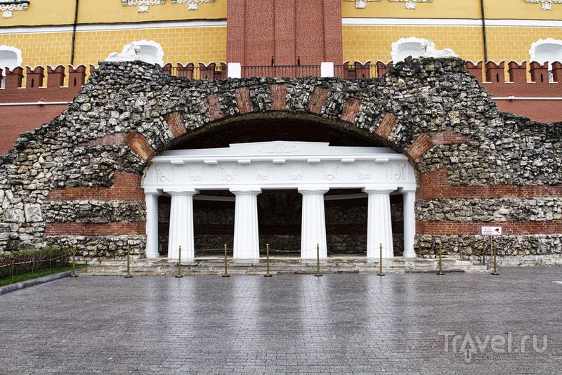 Грот "Руины" - одна из старейших достопримечательностей Александровского сада