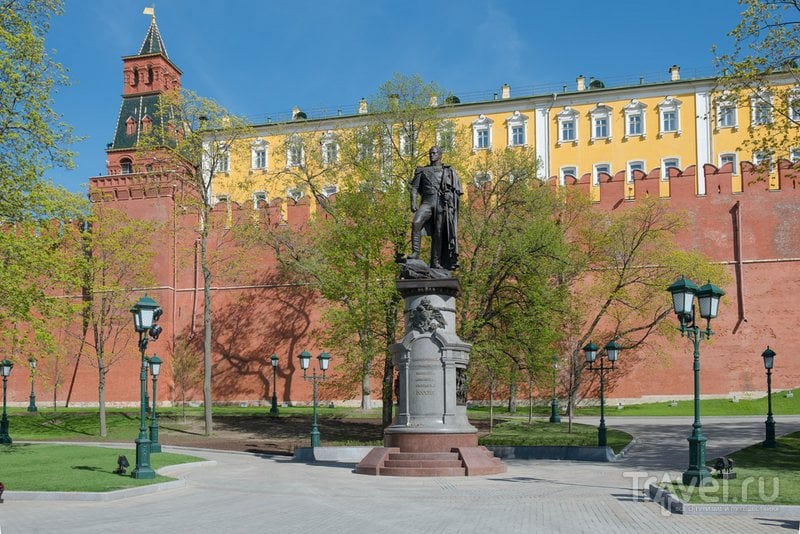 Памятник императору Александру I, чьим именем назван сад