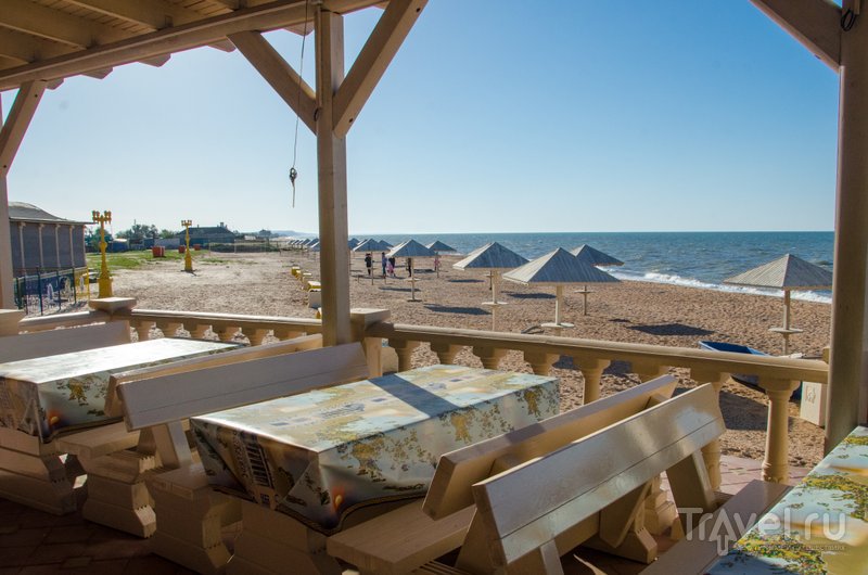 Вид на пляж с террасы столовой