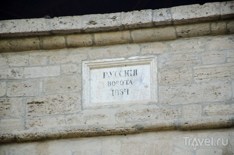 Мемориальная табличка над аркой ворот
