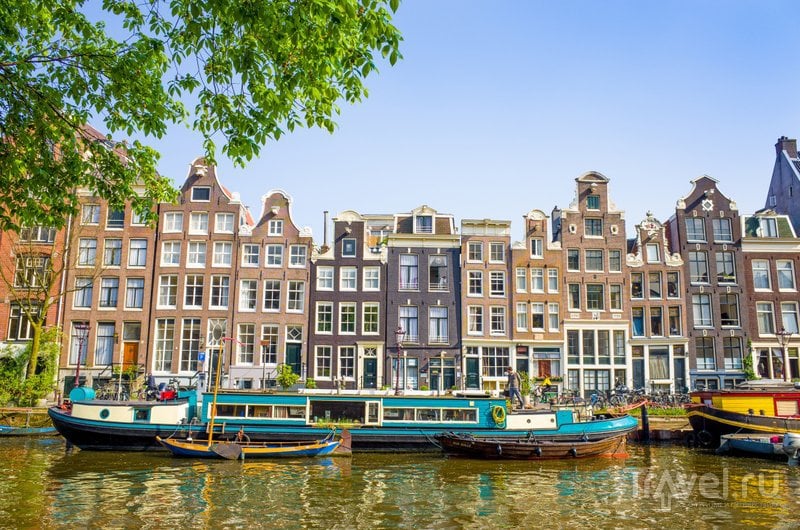 Узкие домики на берегах каналов - узнаваемая черта Амстердама