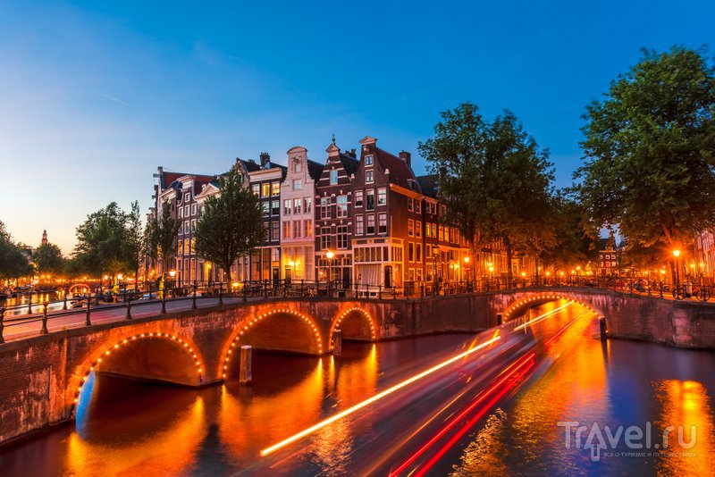 Ночная прогулка по каналам Амстердама позволит увидеть город в новом свете