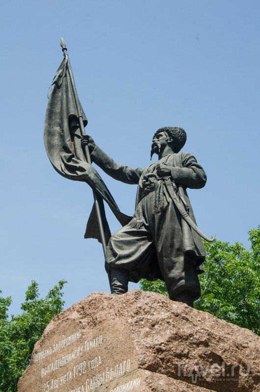 Памятник первым казакам, высадившимся в Тамани