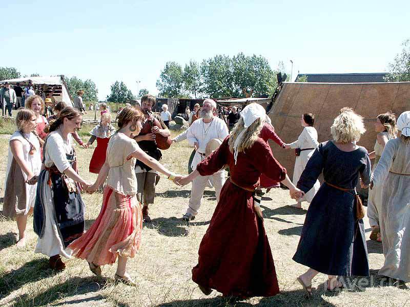 Народные танцы в деревне викингов