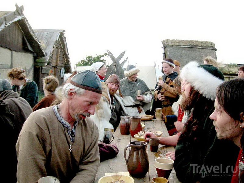Угощение в деревне викингов