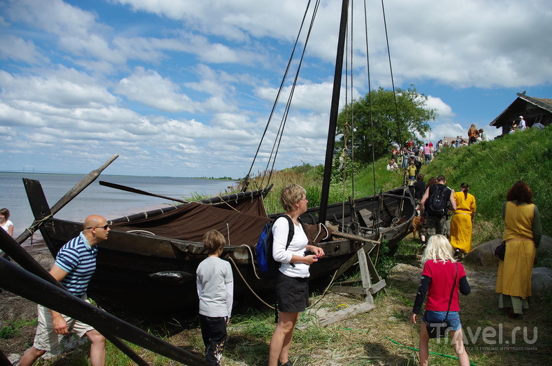 Туристы осматривают военный корабль викингов - драккар