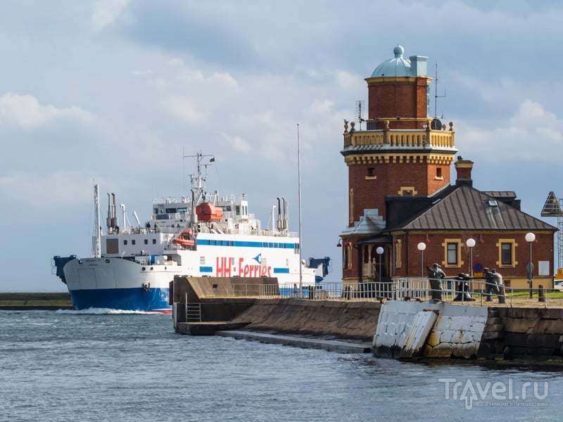 Пассажирский паром входит в гавань Хельсинборга со стороны Дании