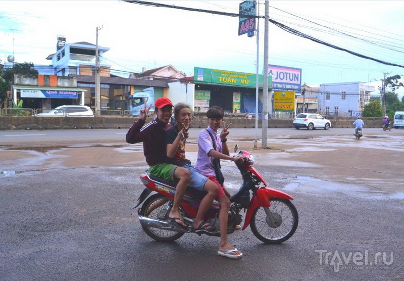 Автозаправка. Вьетнамцы любят фотографироваться, и не против попасть в объектив вашей камеры