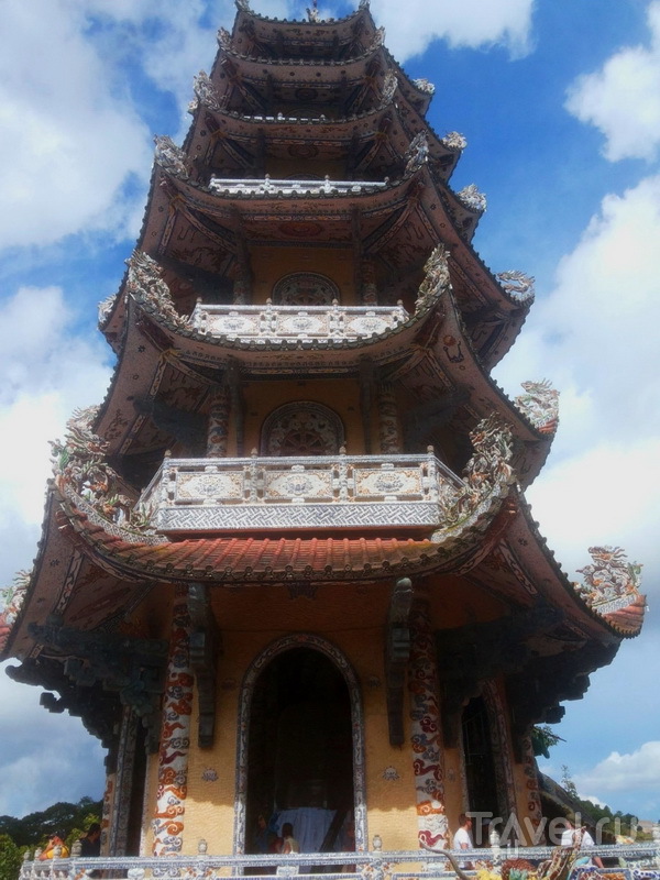 Пагода Линь Фуок, башня с колоколом, исполняющим желания