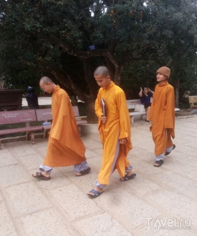 Монахи возращаются из храма